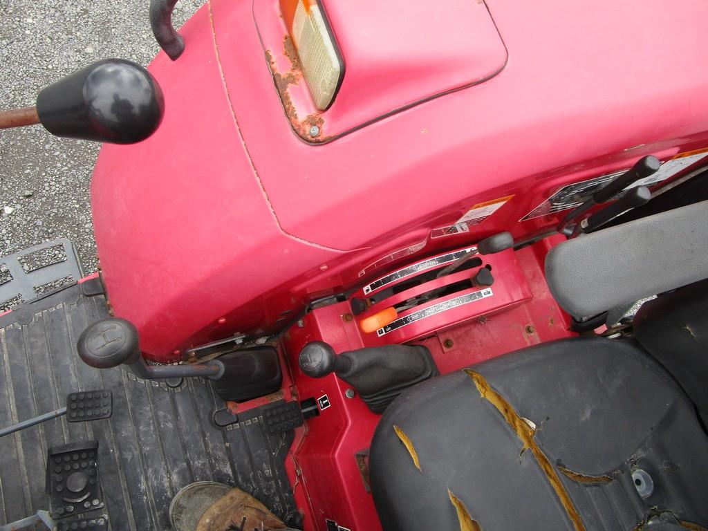 MAHINDRA 7060 TURBO TRACTOR W LOADER
