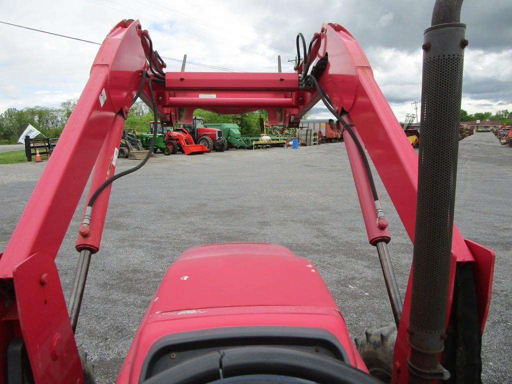 MAHINDRA 7060 TURBO TRACTOR W LOADER