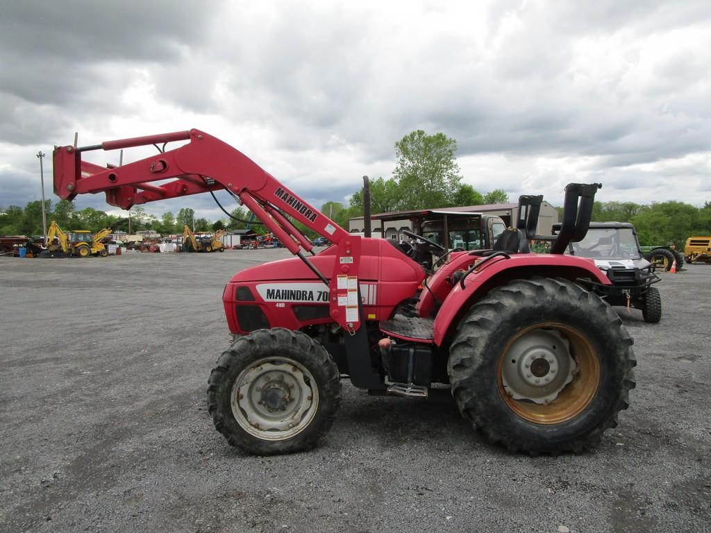 MAHINDRA 7060 TURBO TRACTOR W LOADER