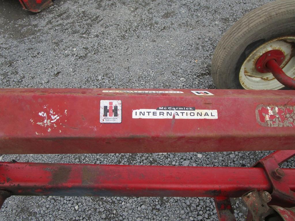 INTERNATIONAL 100 PULL TYPE SICKLE MOWER