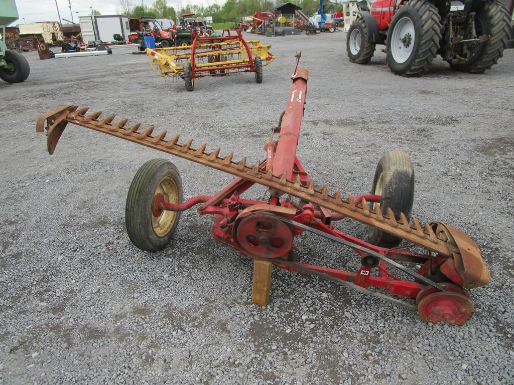INTERNATIONAL 100 PULL TYPE SICKLE MOWER