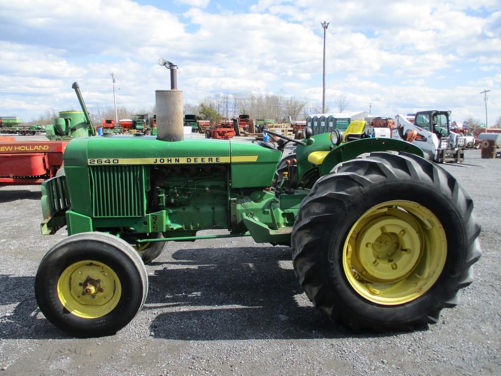 JOHN DEERE 2640 TRACTOR