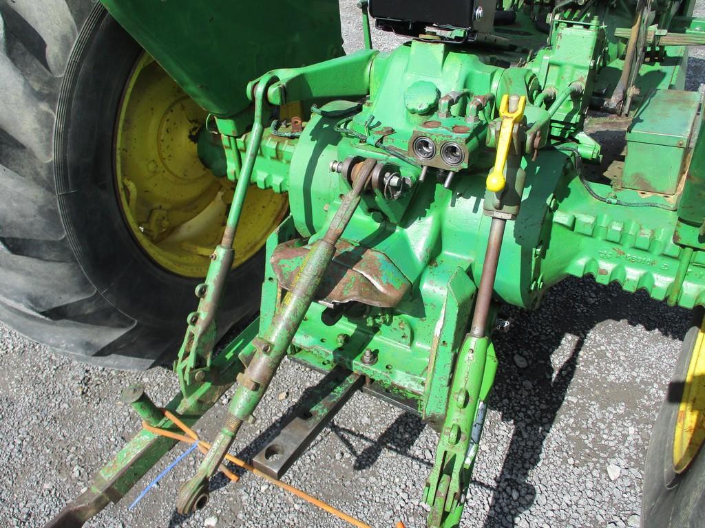 JOHN DEERE 2640 TRACTOR