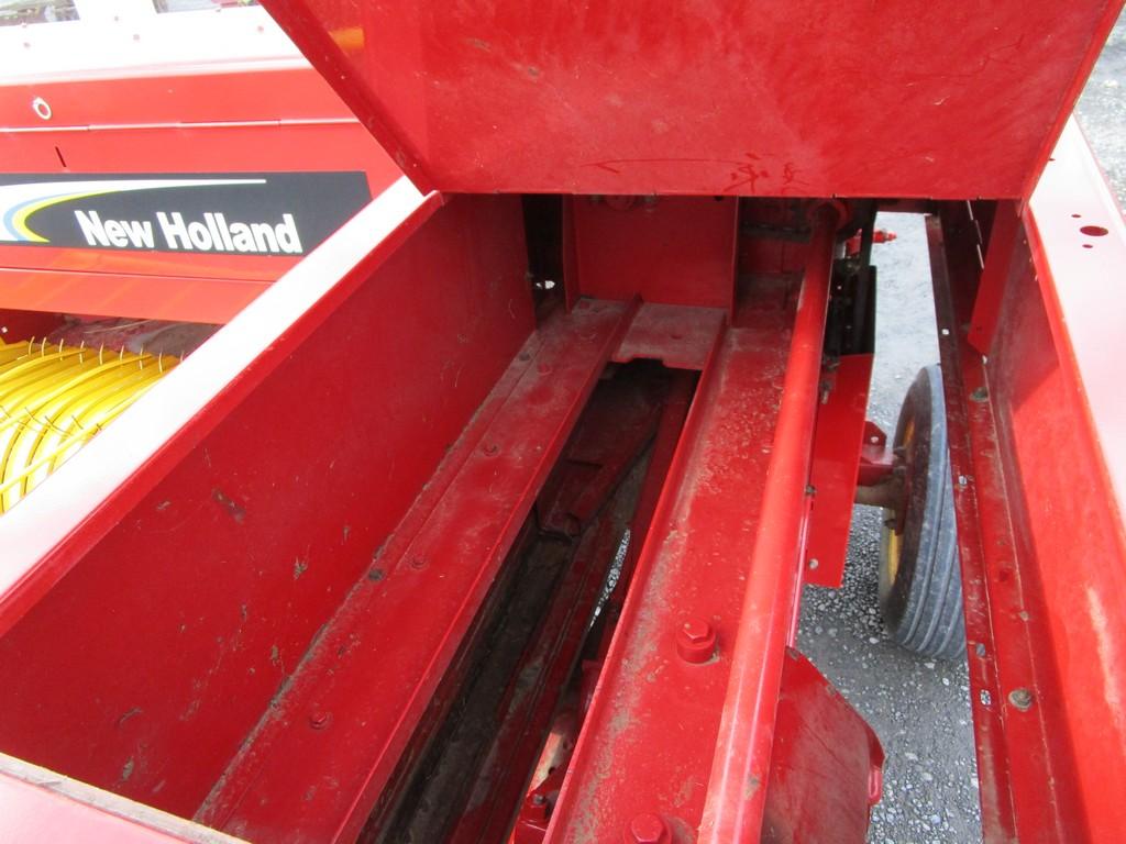 NEW HOLLAND 565 SQ BALER