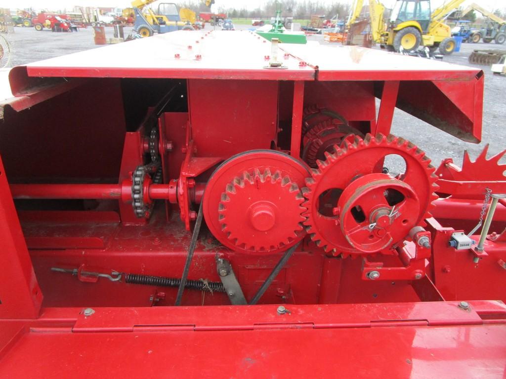 NEW HOLLAND 565 SQ BALER