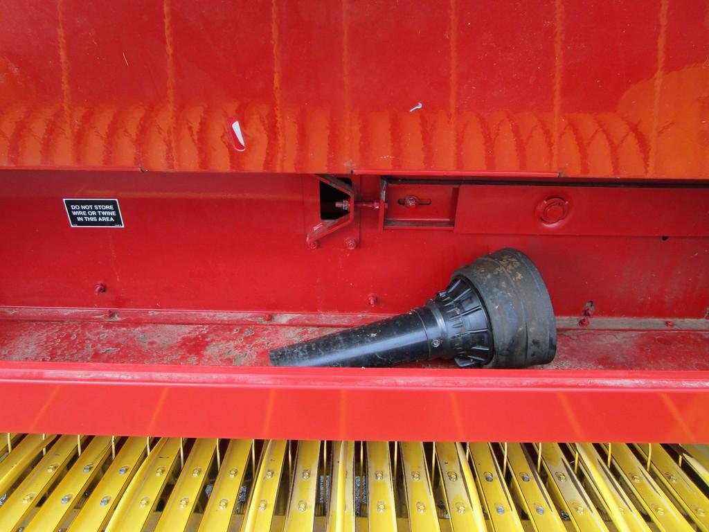 NEW HOLLAND 565 SQ BALER