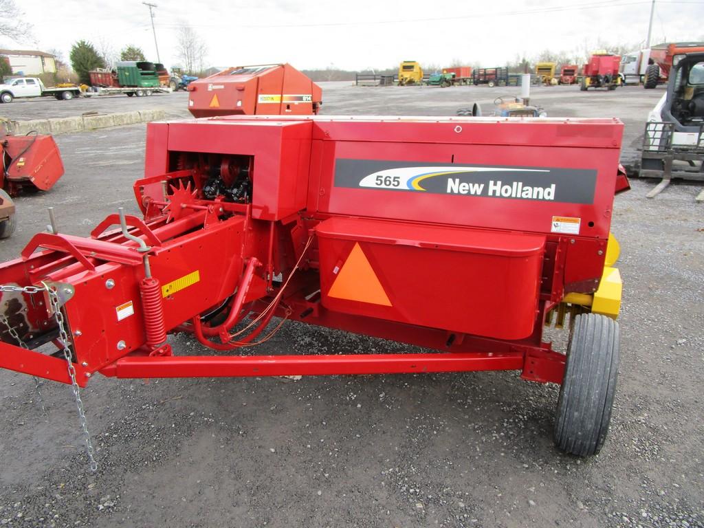 NEW HOLLAND 565 SQ BALER