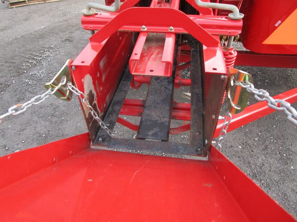 NEW HOLLAND 565 SQ BALER