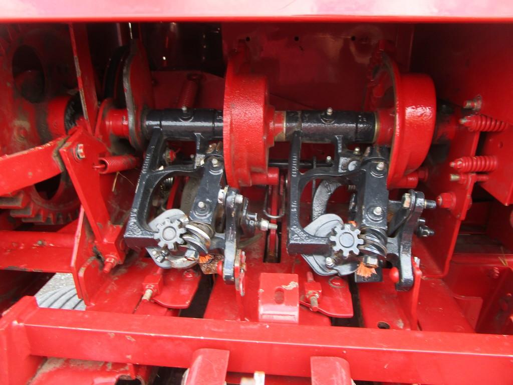 NEW HOLLAND 565 SQ BALER