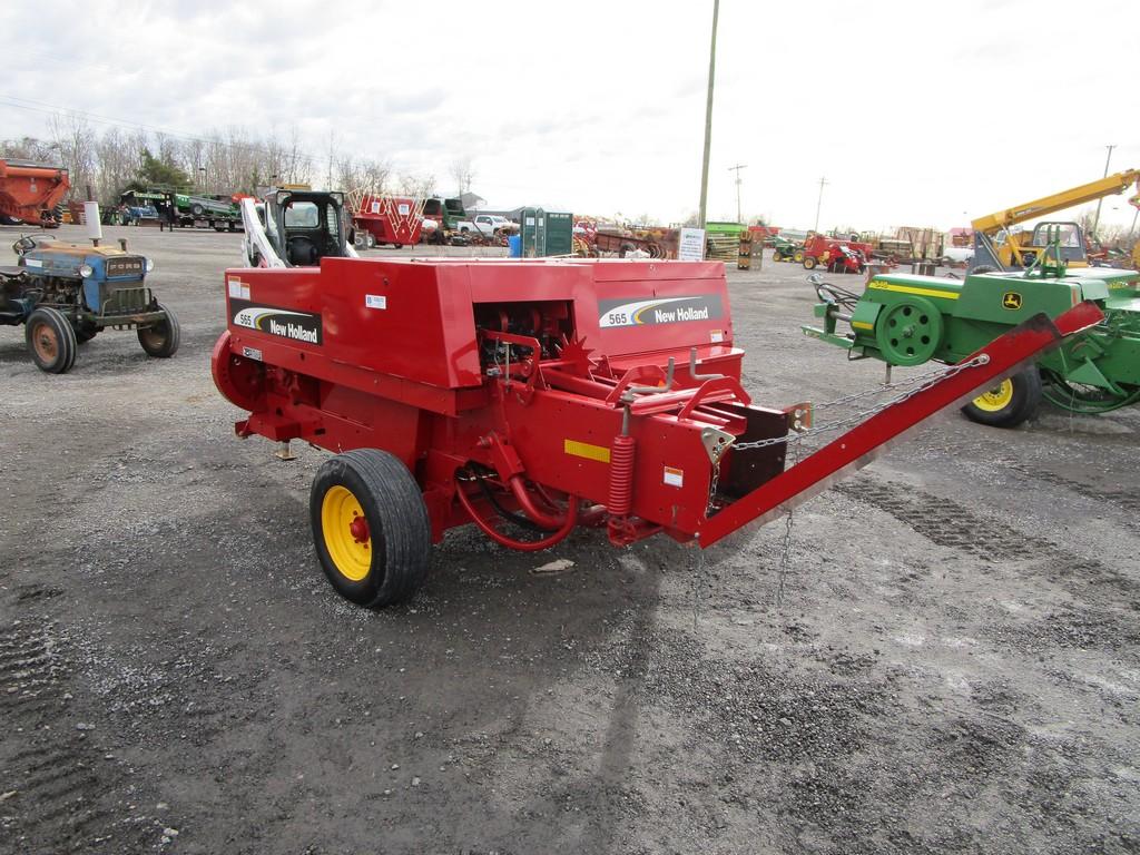 NEW HOLLAND 565 SQ BALER