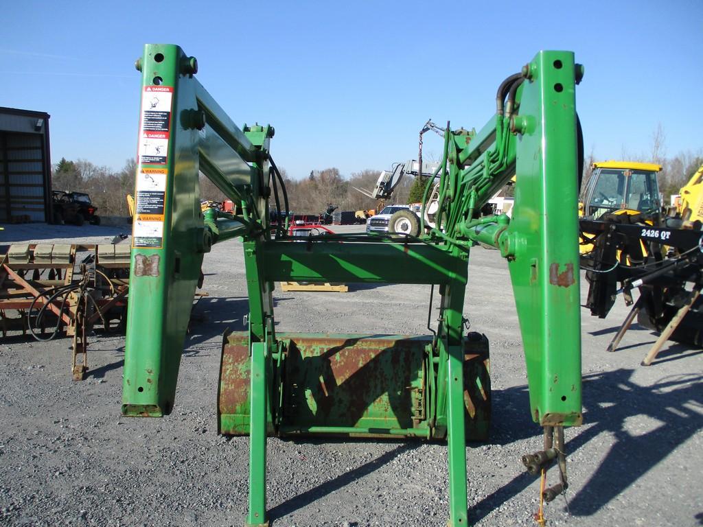 JOHN DEERE 640 LOADER W BRACKETS