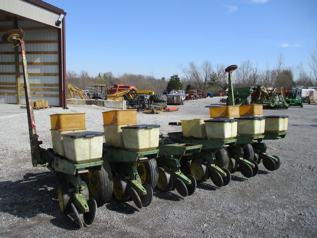 JOHN DEERE 7000 6-ROW PLANTER