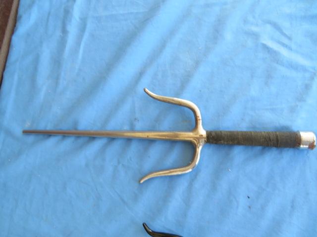 (5) Nija Sais / Tridents