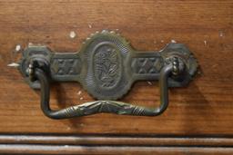 ANTIQUE 3 DRAWER DRESSER!