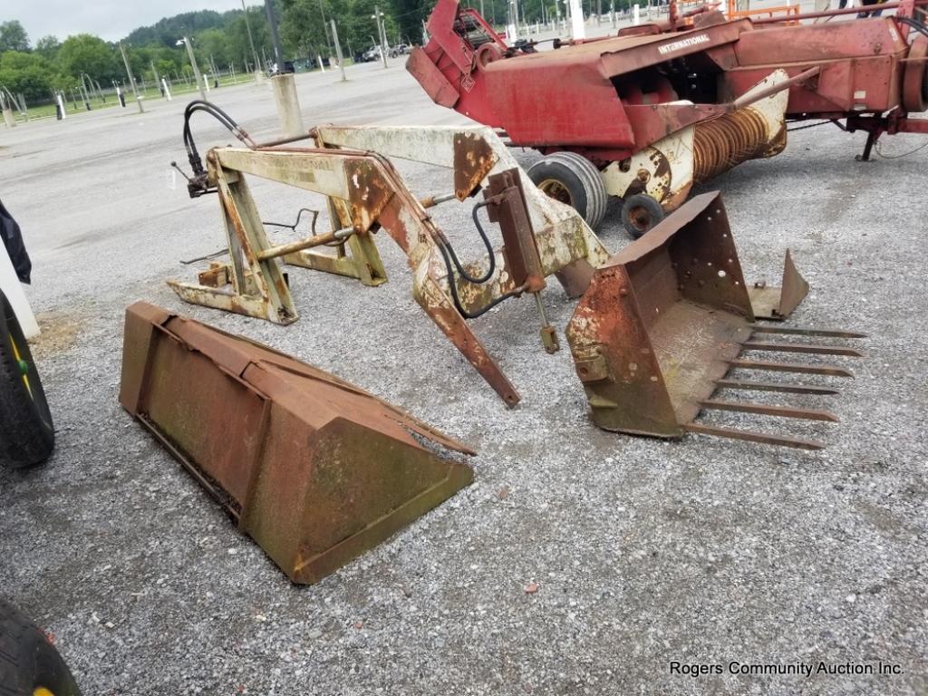International 1501 Front Loader W/ Extra Bucket