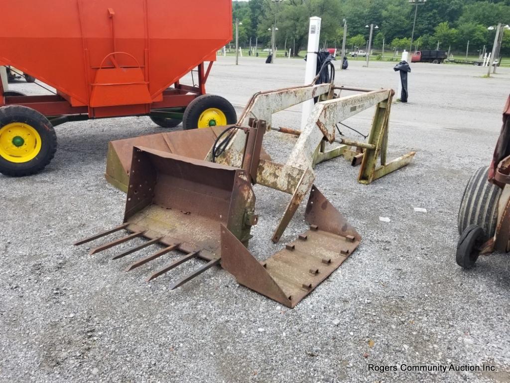 International 1501 Front Loader W/ Extra Bucket
