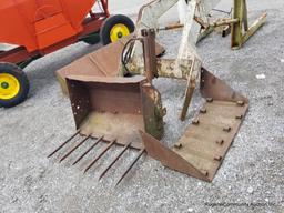 International 1501 Front Loader W/ Extra Bucket