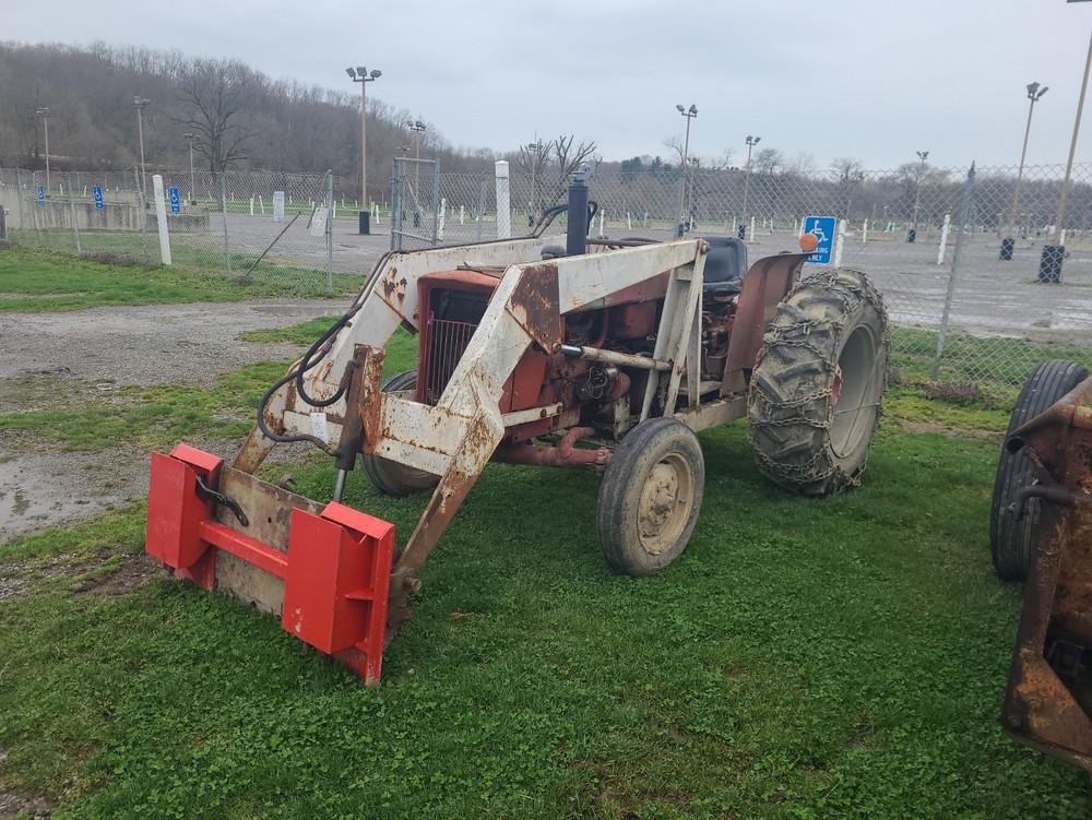 International 444 Gas Tractor Tractor w/ Loader