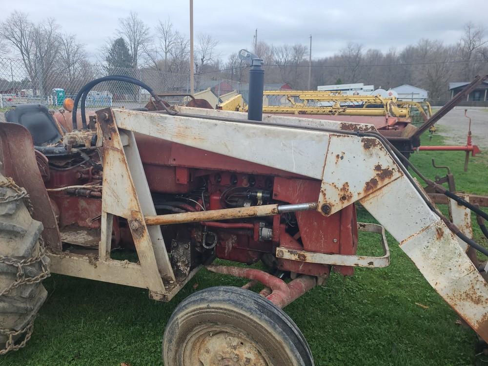 International 444 Gas Tractor Tractor w/ Loader