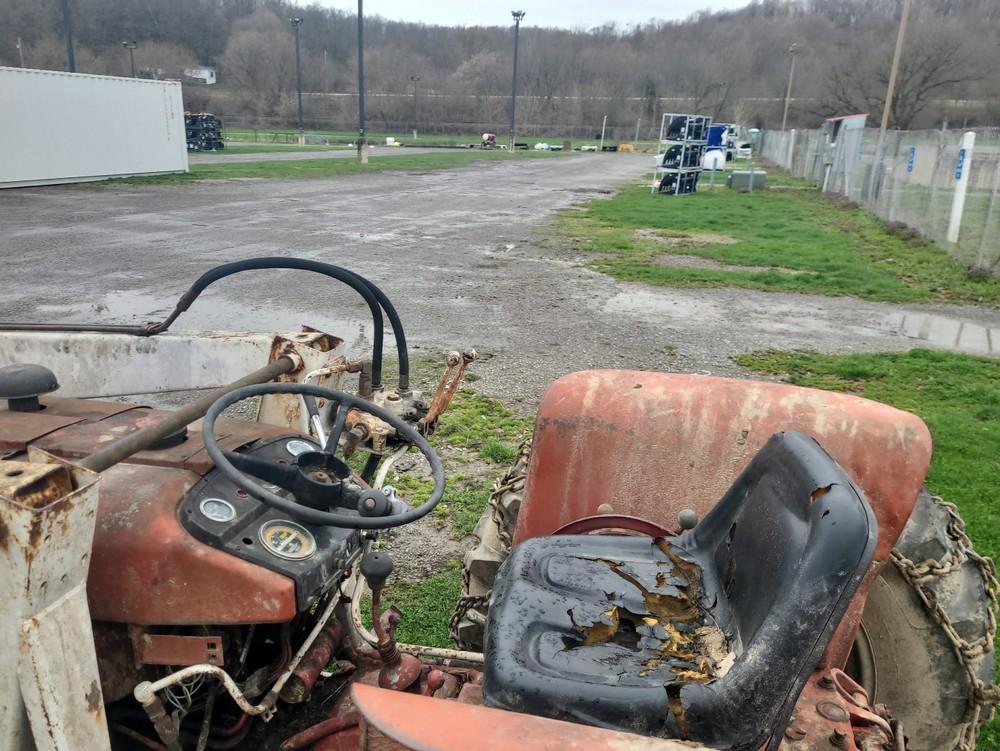 International 444 Gas Tractor Tractor w/ Loader