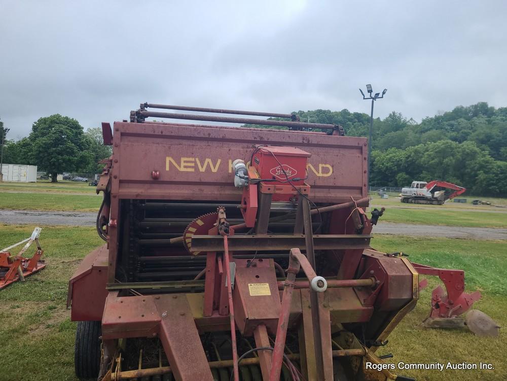 New Holland 845 Round Baler