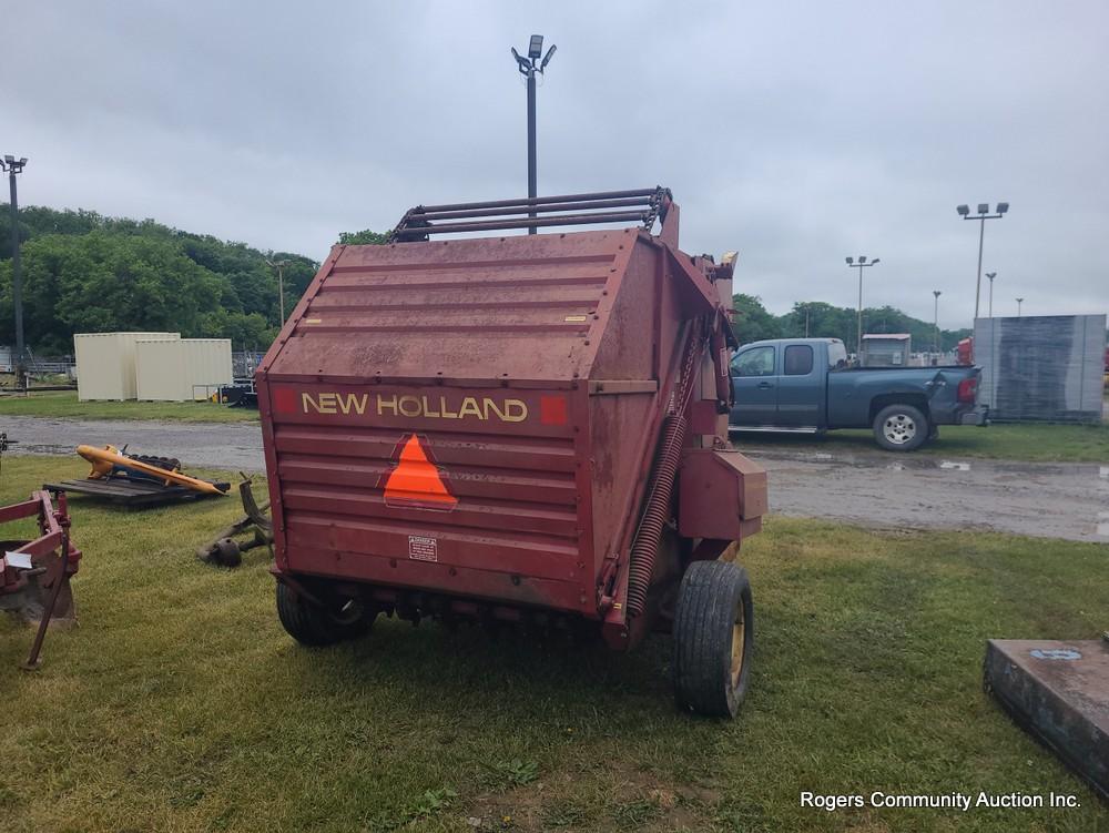 New Holland 845 Round Baler