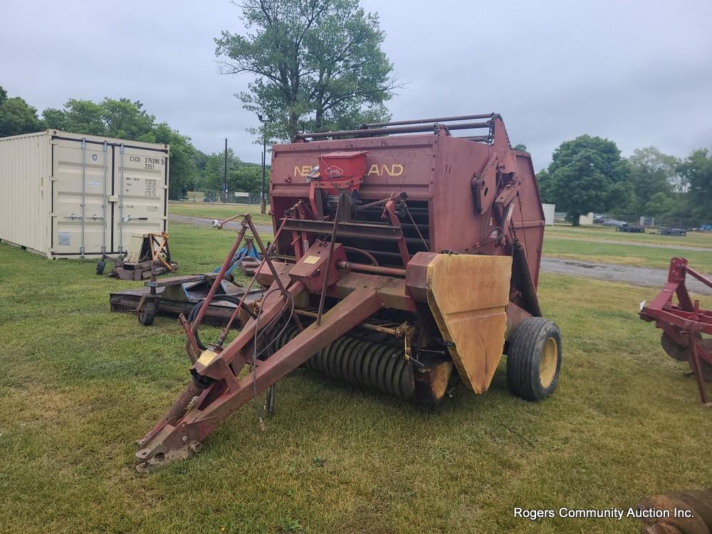 New Holland 845 Round Baler