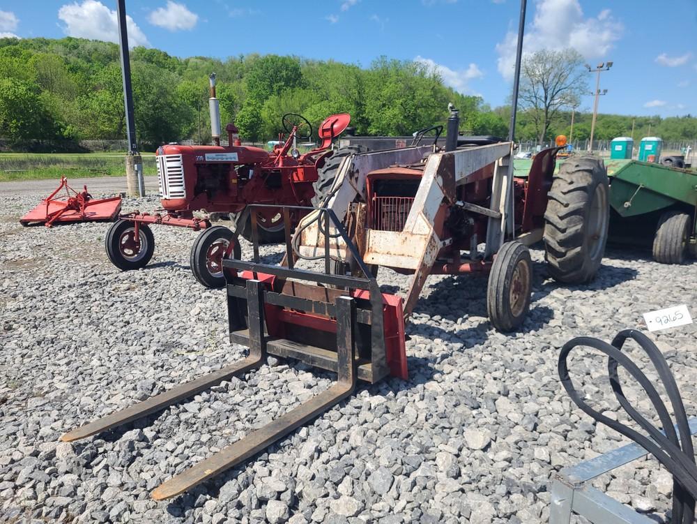 International 444 Gas Tractor w/ Loader