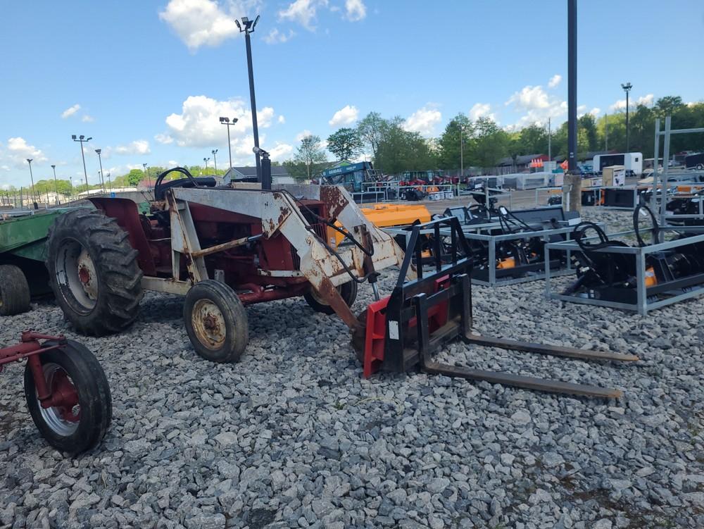 International 444 Gas Tractor w/ Loader