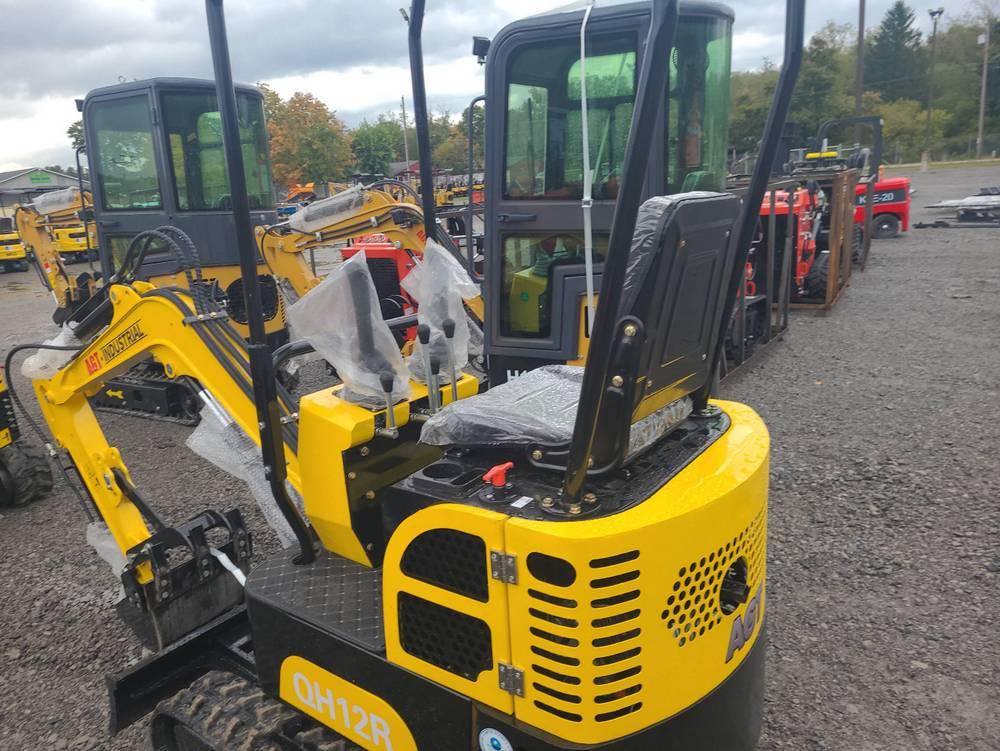 AGT QH12R Mini Excavator w/ Thumb & Blade