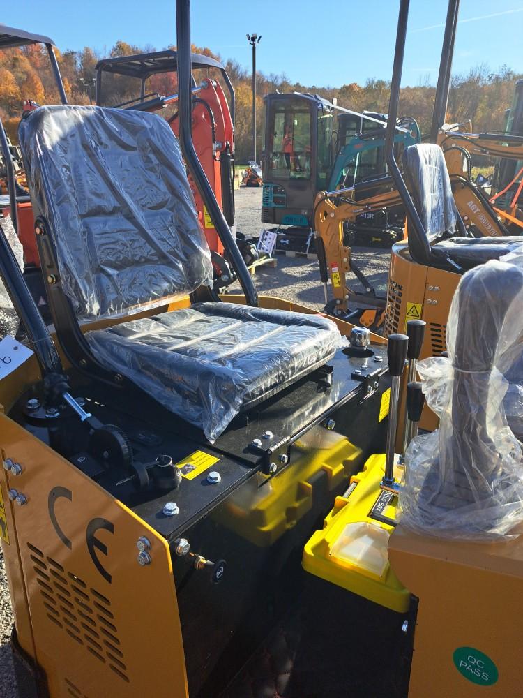 AGT H12R Mini Excavator w/ Thumb