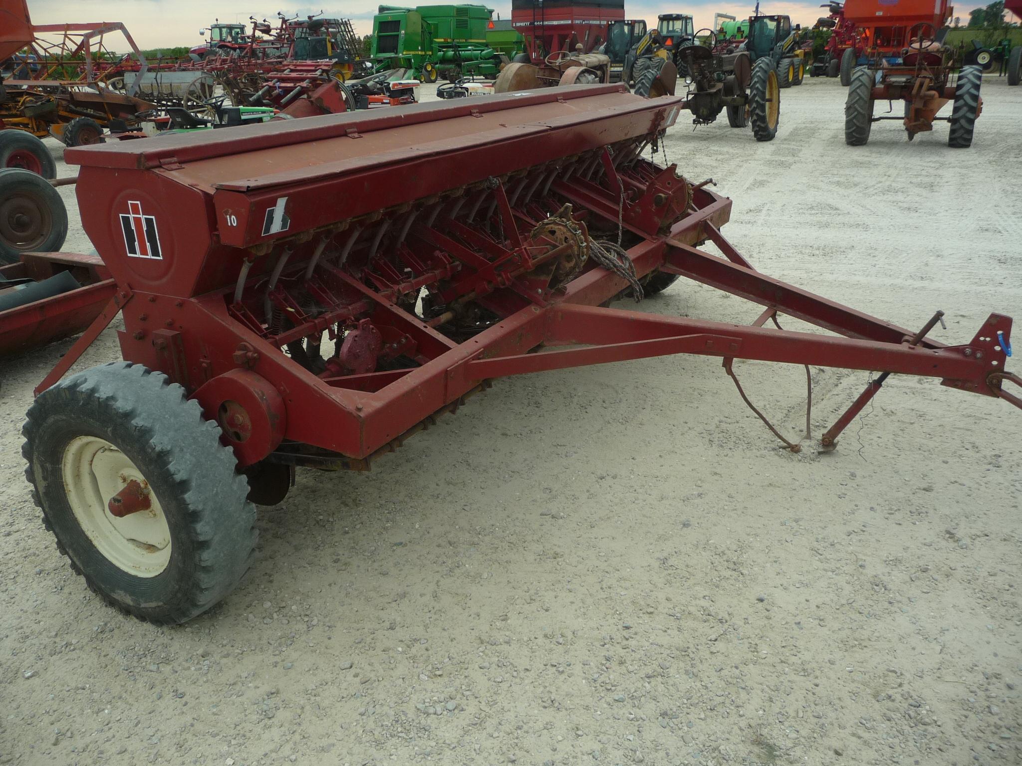 International No 10 10' grain drill, double disk, grass, mech lift