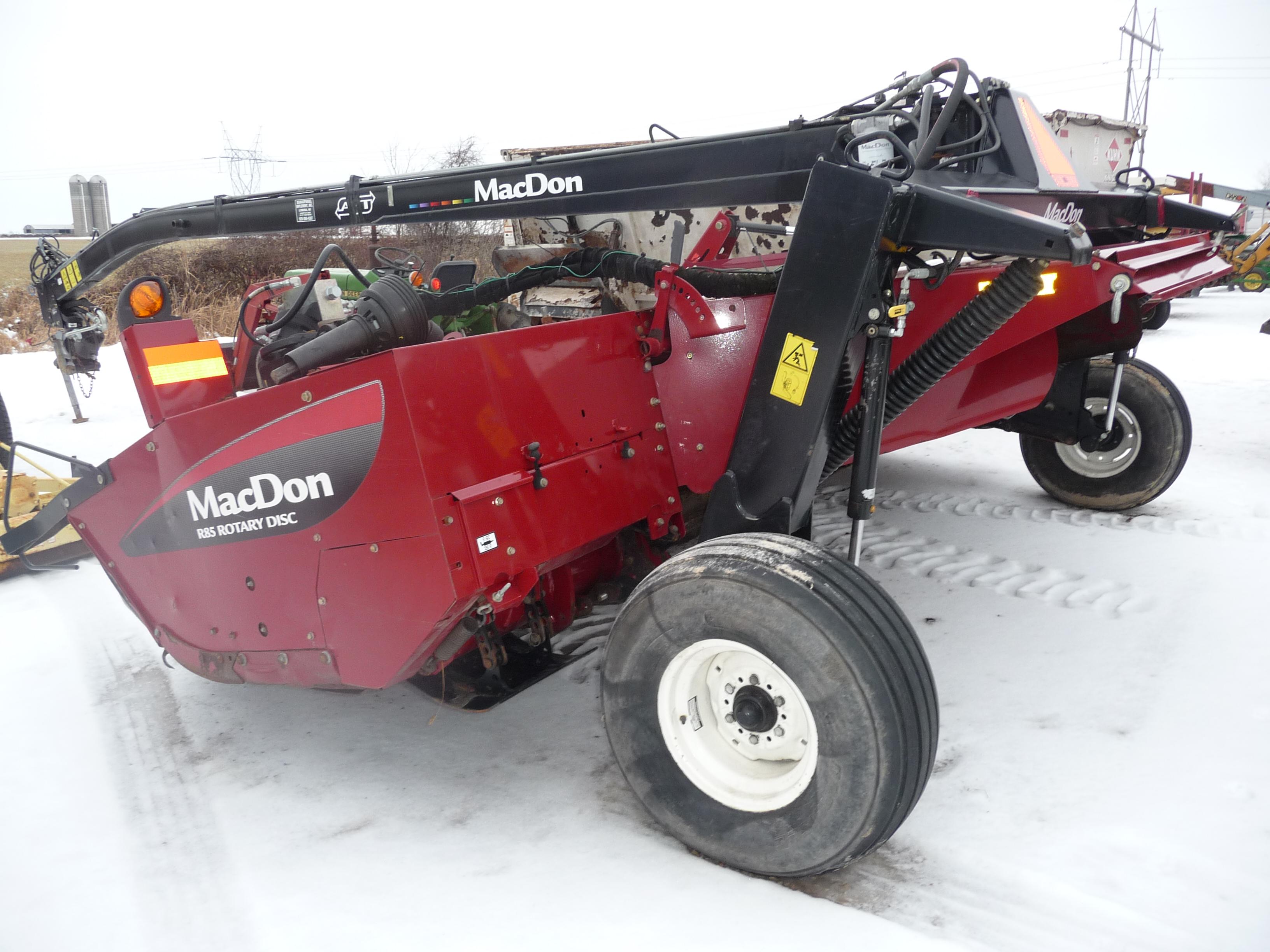 MacDon R85 hydra-swing discbine