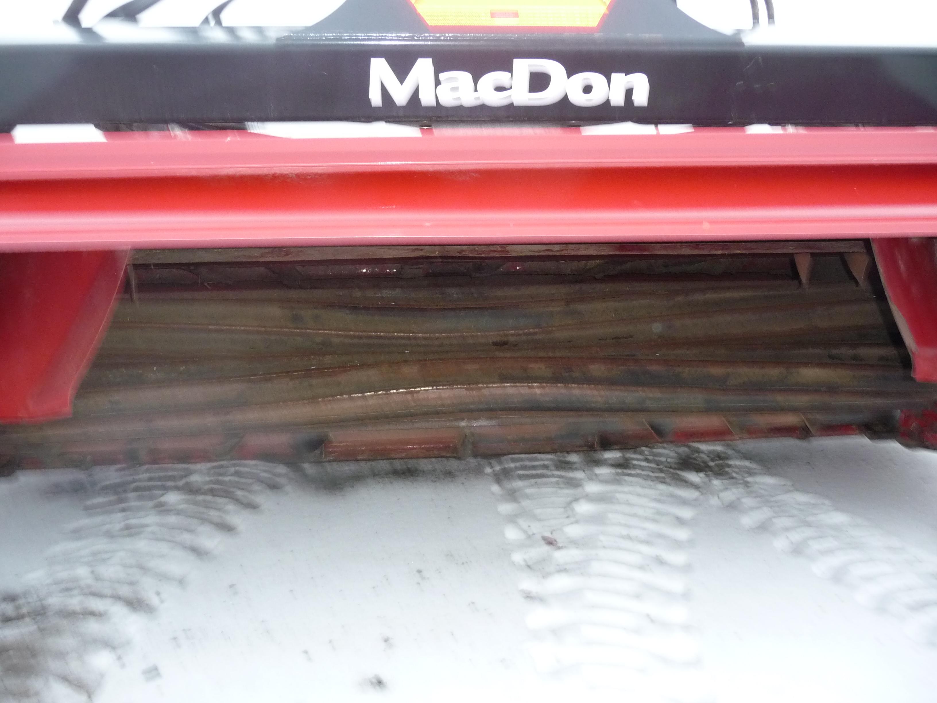 MacDon R85 hydra-swing discbine