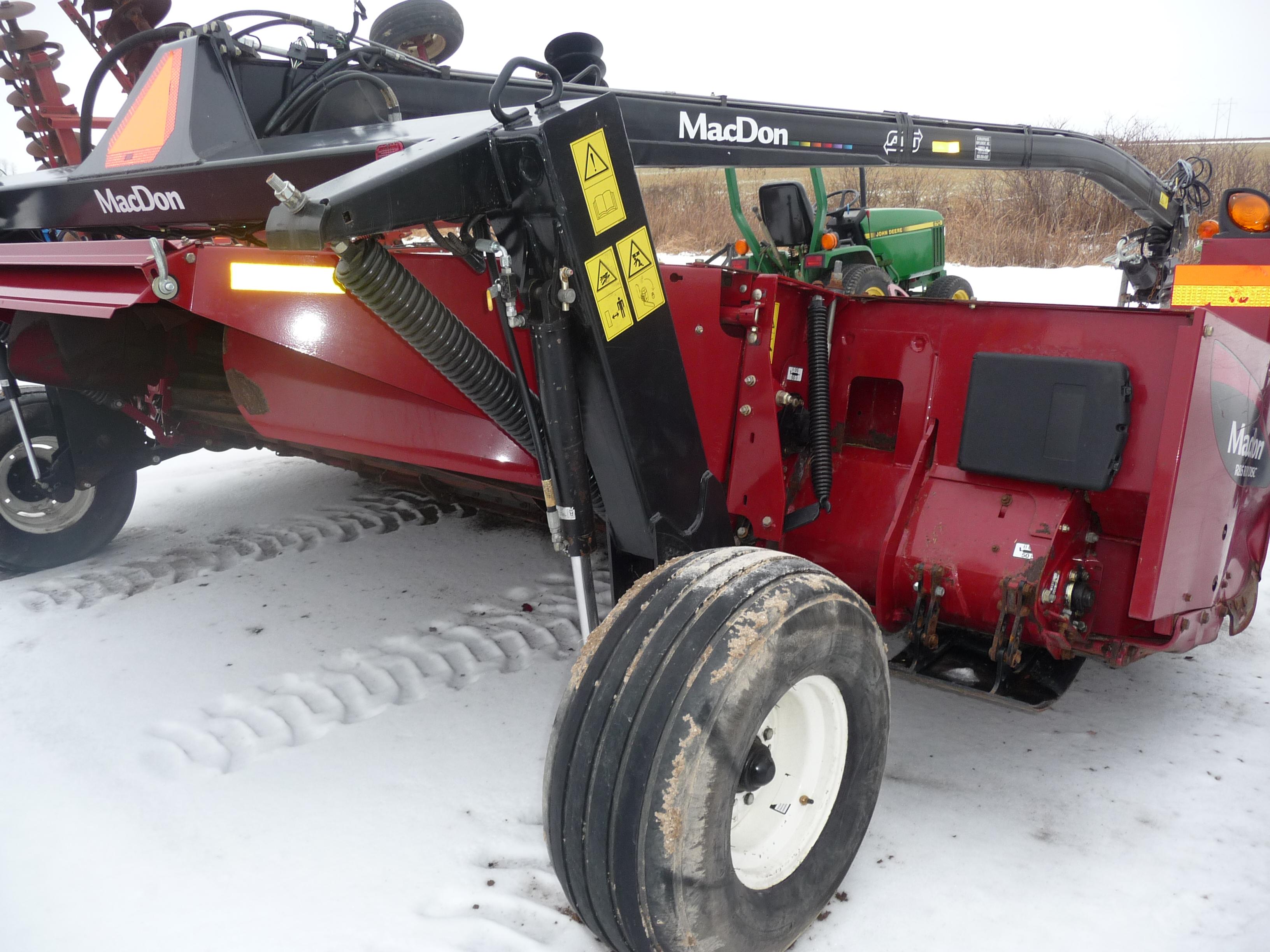 MacDon R85 hydra-swing discbine