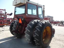 IH 1466 w/red cab