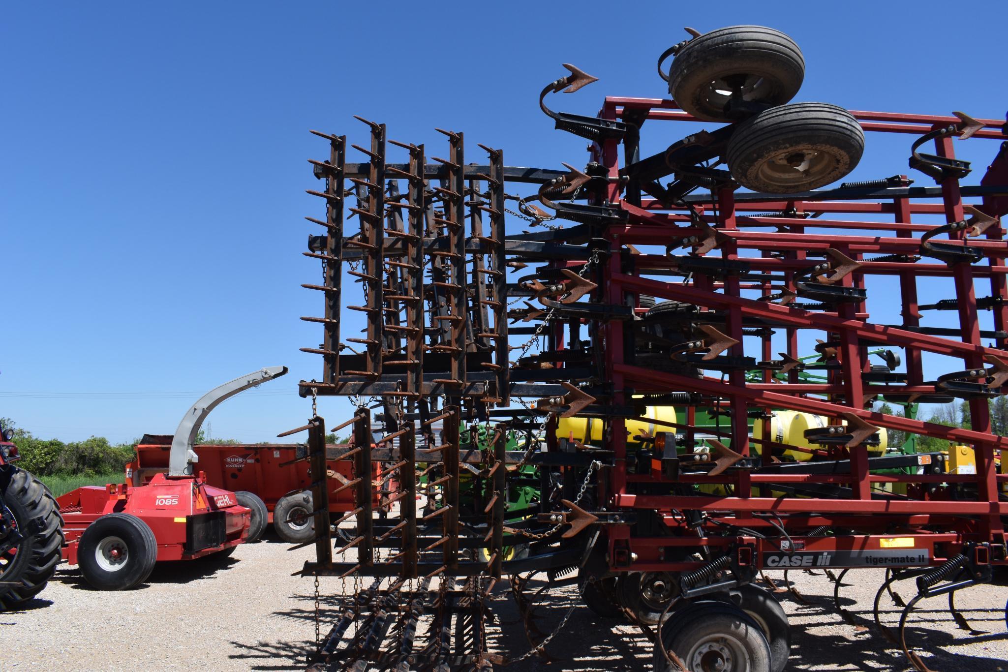 Case IH / DMI Tiger Mate II Field Cultivator
