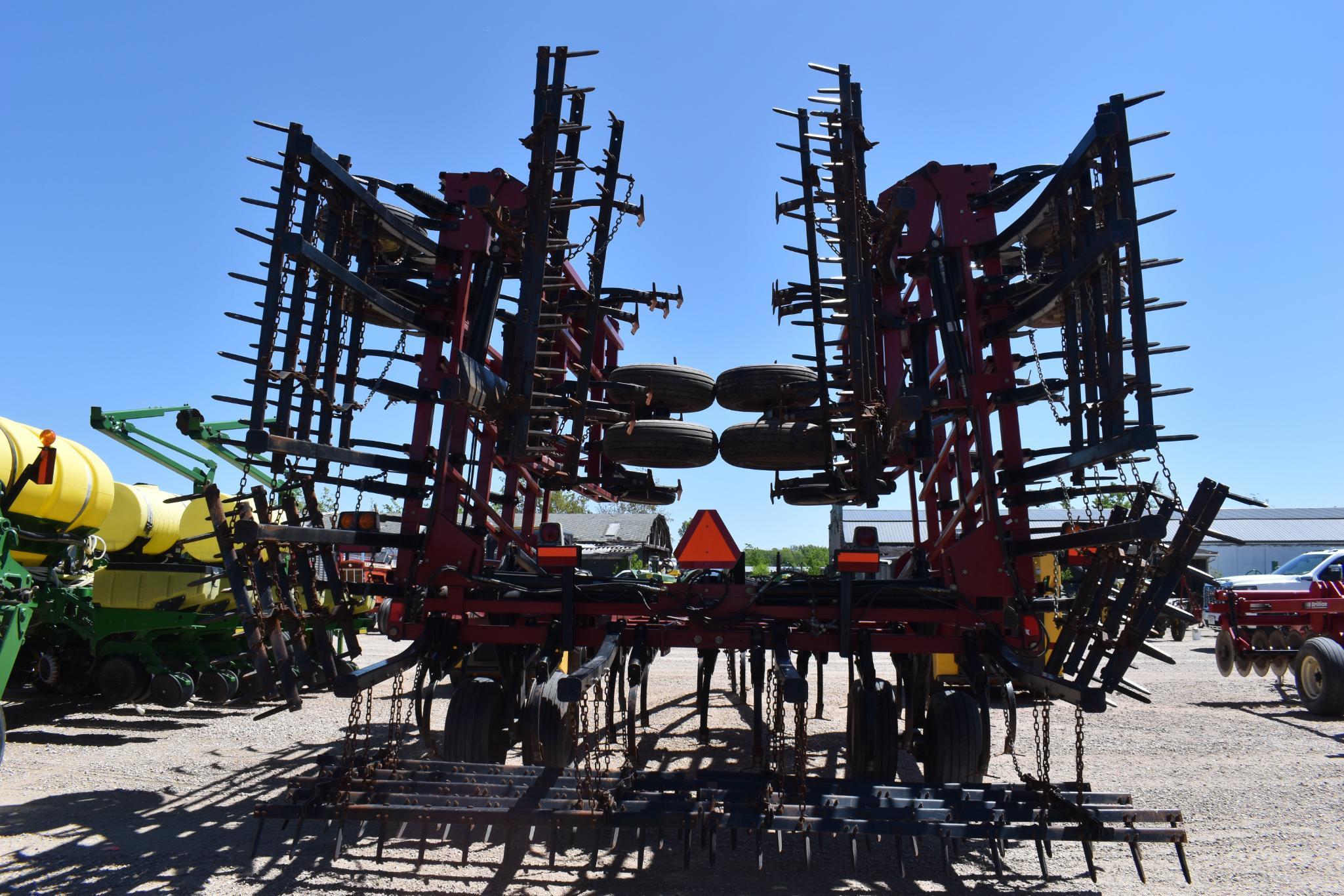 Case IH / DMI Tiger Mate II Field Cultivator