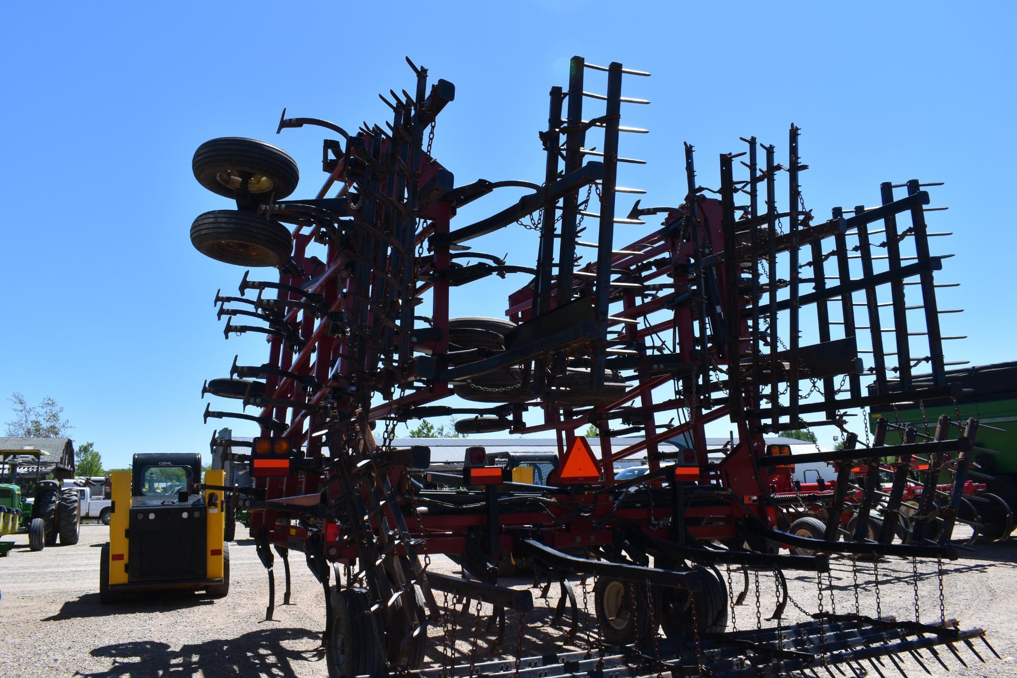 Case IH / DMI Tiger Mate II Field Cultivator