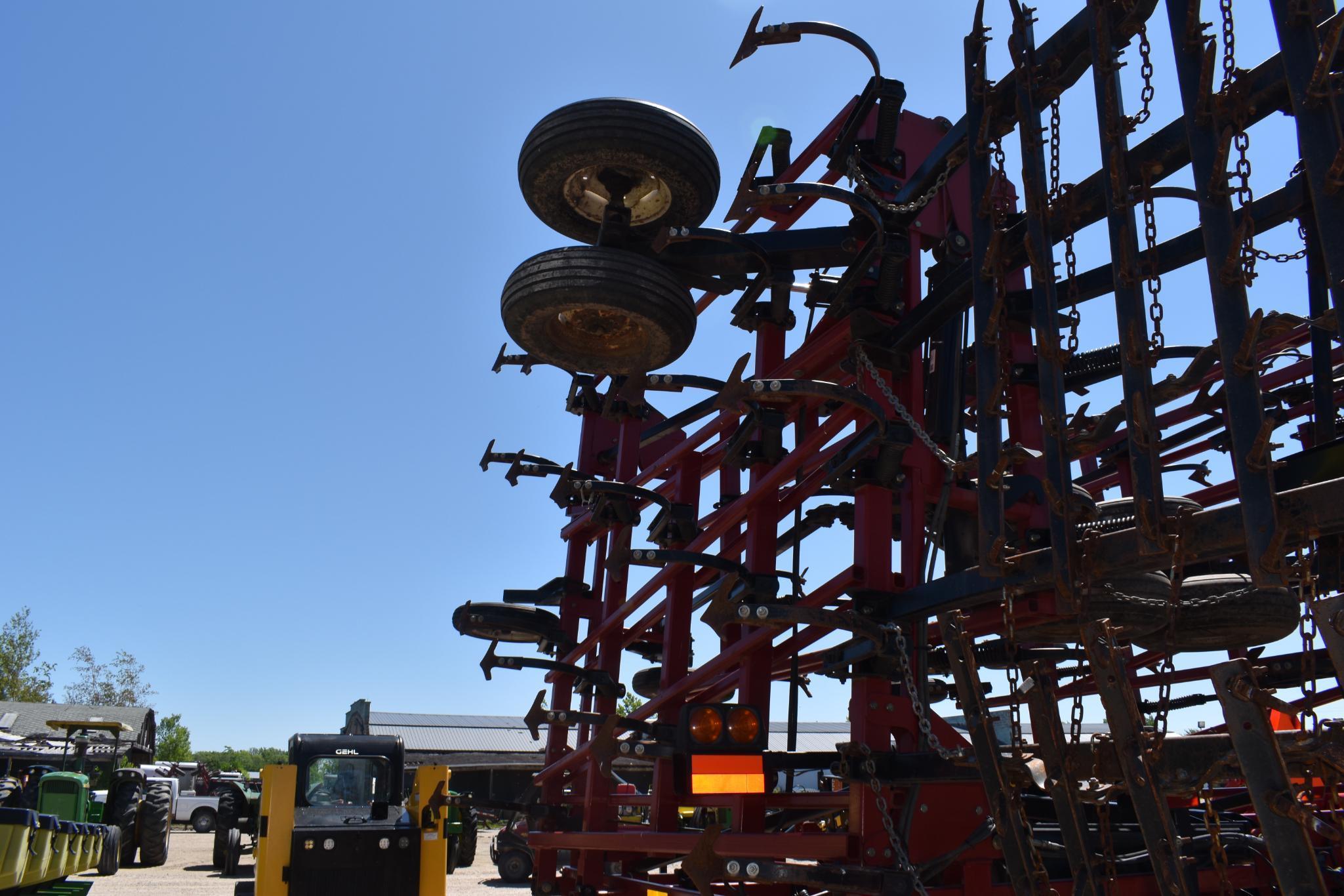 Case IH / DMI Tiger Mate II Field Cultivator