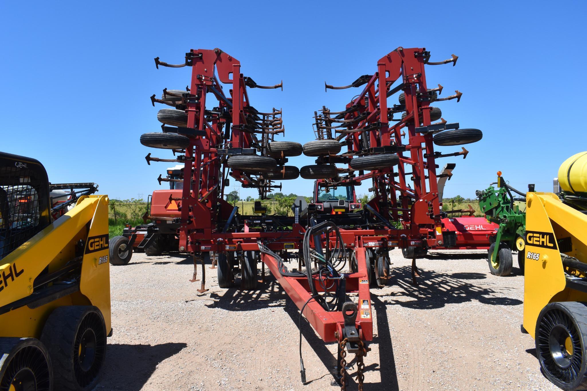 Case IH / DMI Tiger Mate II Field Cultivator