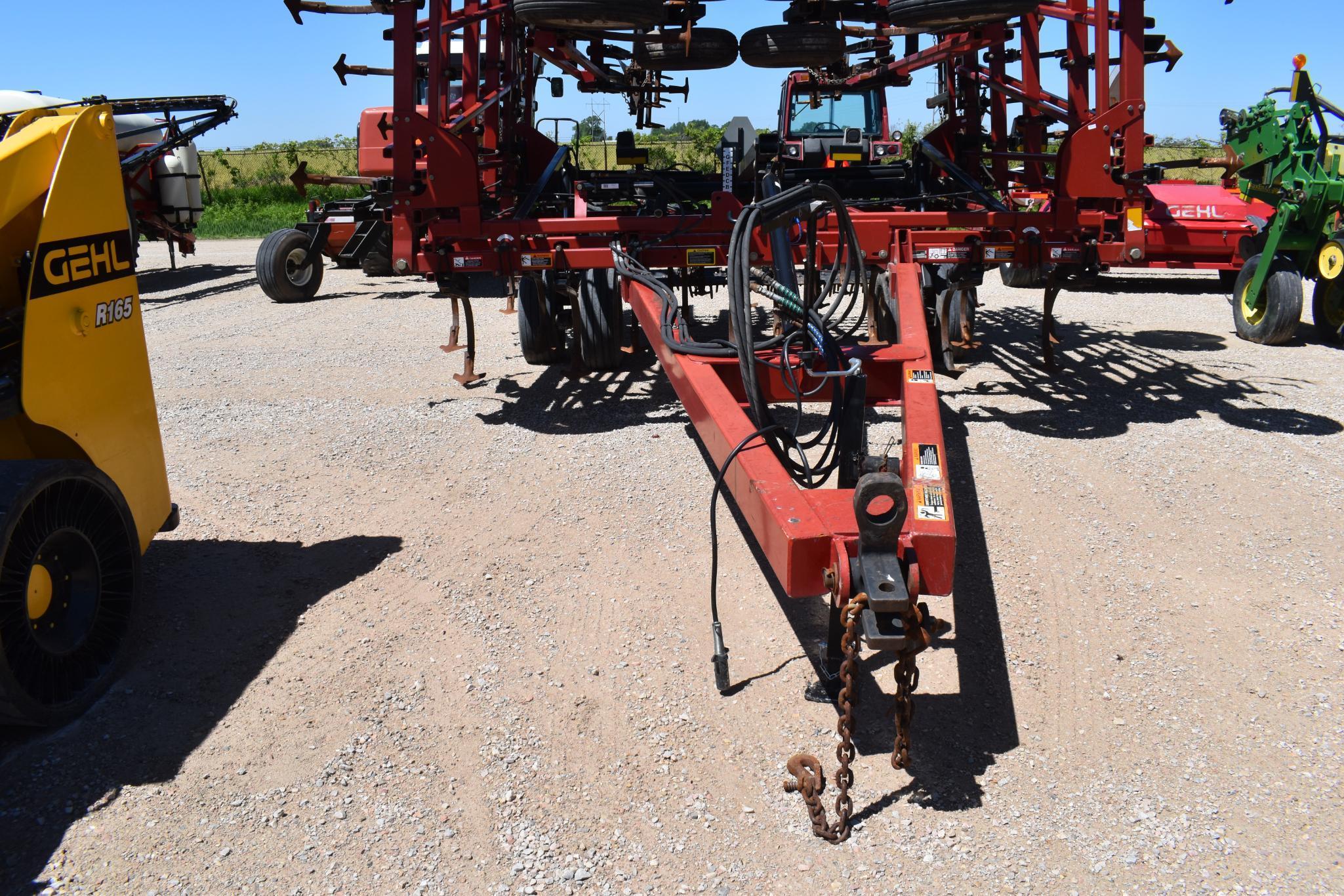 Case IH / DMI Tiger Mate II Field Cultivator