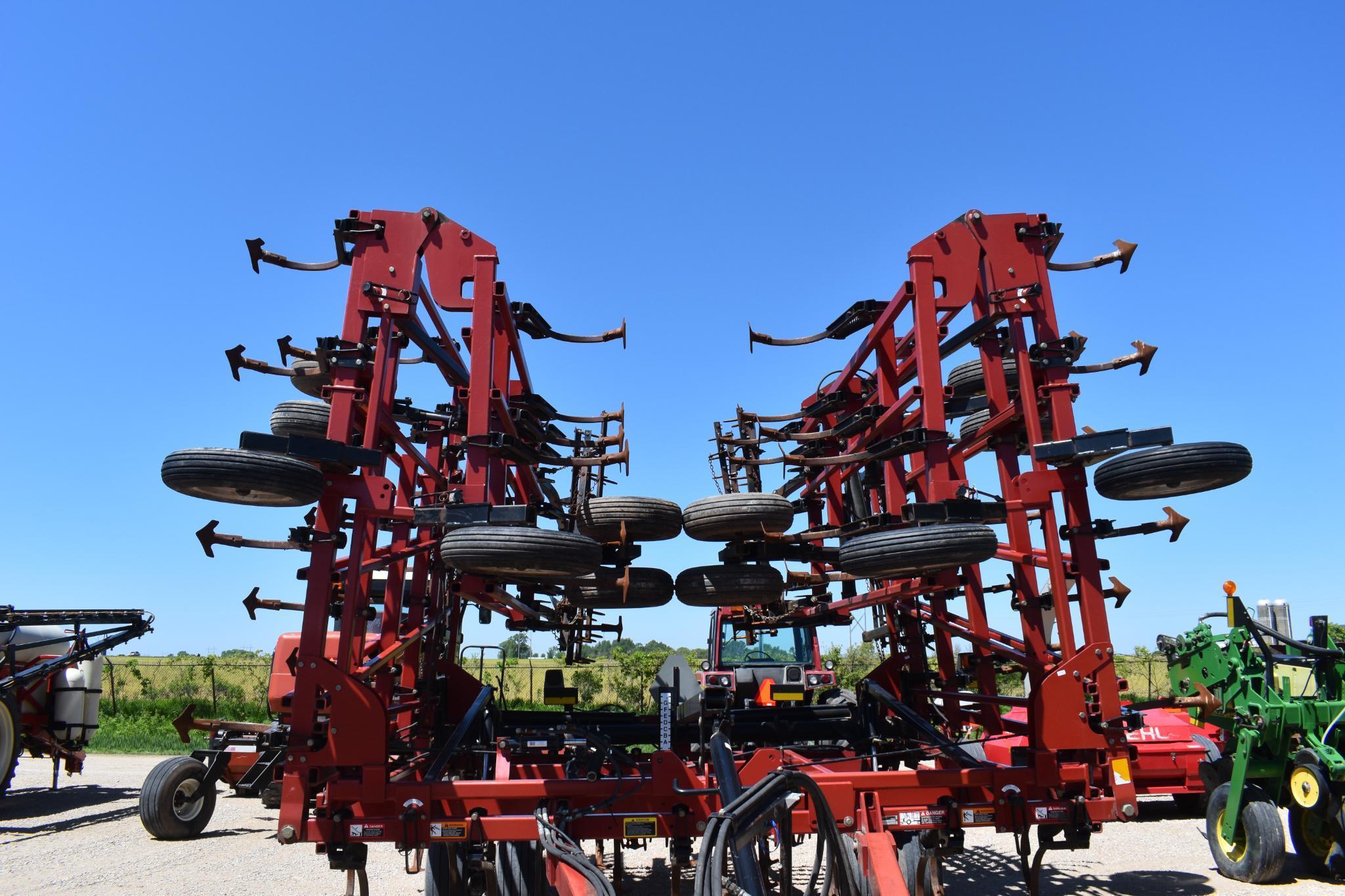 Case IH / DMI Tiger Mate II Field Cultivator