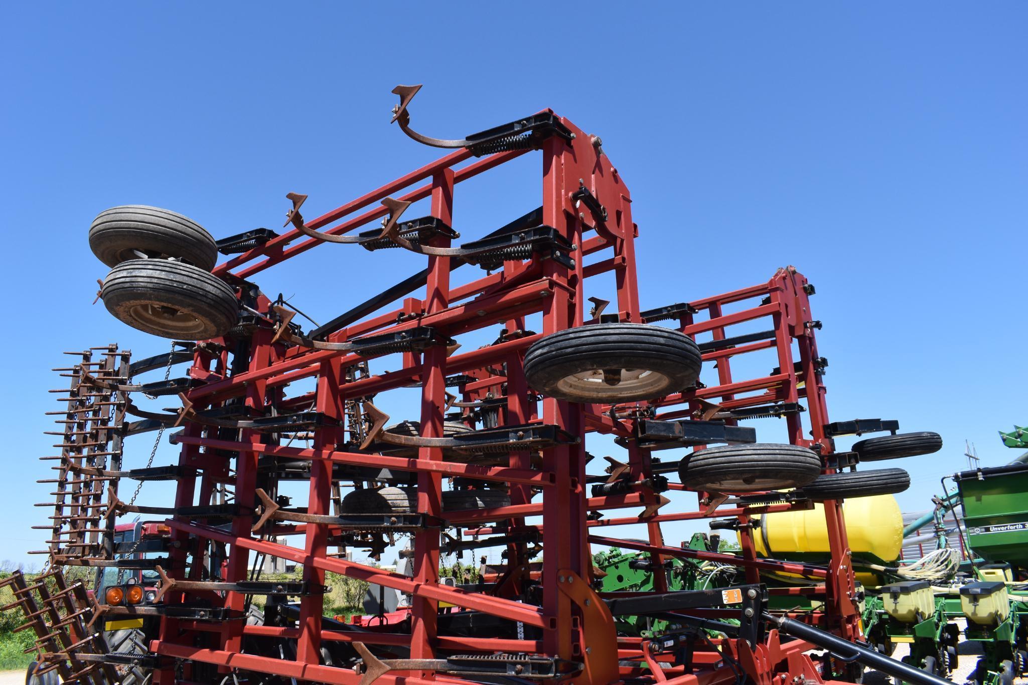 Case IH / DMI Tiger Mate II Field Cultivator