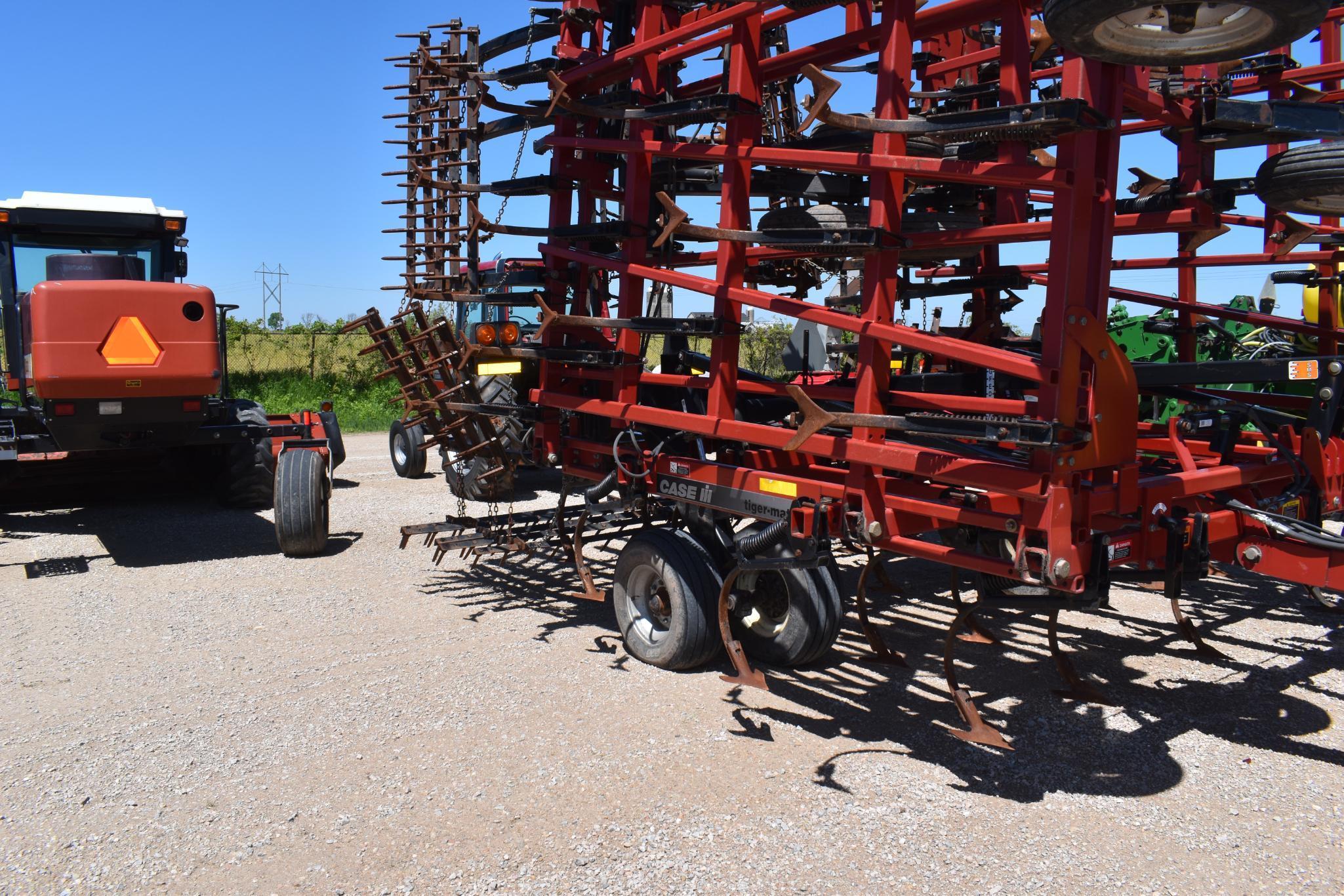 Case IH / DMI Tiger Mate II Field Cultivator