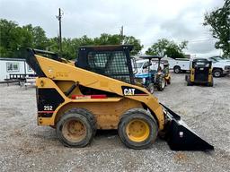 CAT 252 SKIDSTEER