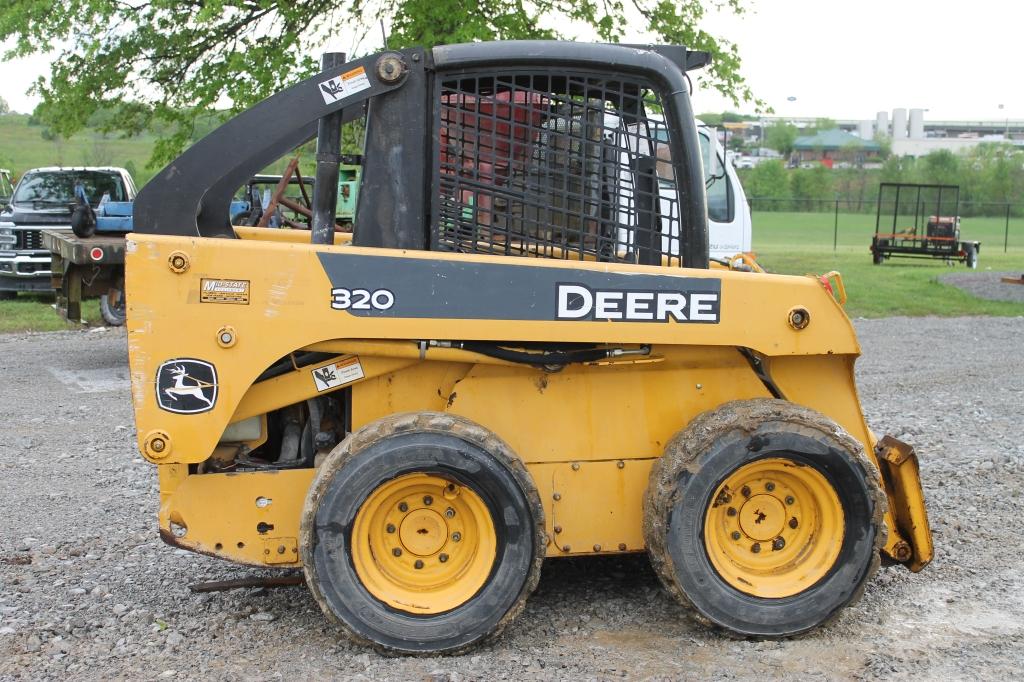 John Deere 320