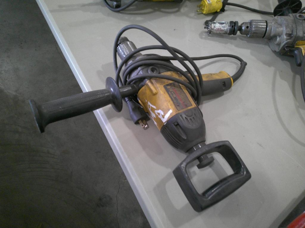 DEWALT 1/2" DRILL