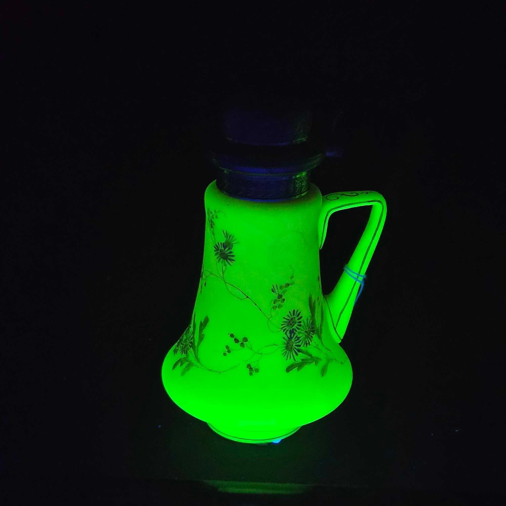 Mt. Washington Burmese Glass 6" Syrup Pitcher with Daisy Design