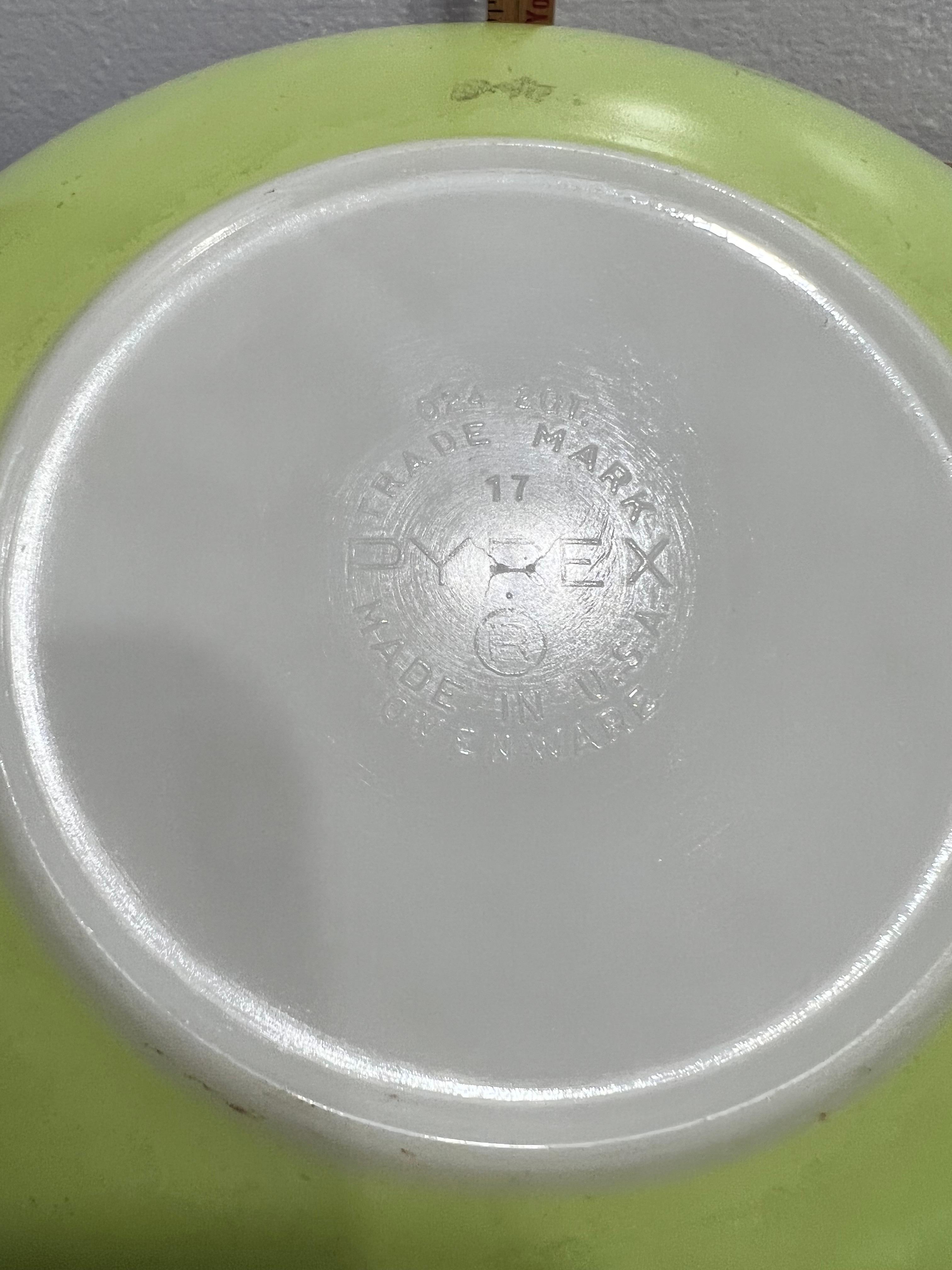 Vtg Pyrex Lime Green 024 2qt Casserole Dish w/ Lid